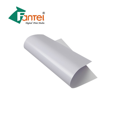 bandera blanca del Pvc 13oz que hace publicidad de caliente laminado con buena fuerza de rasgado